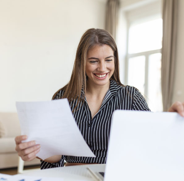 persona consultando resultados de documento en ordenador