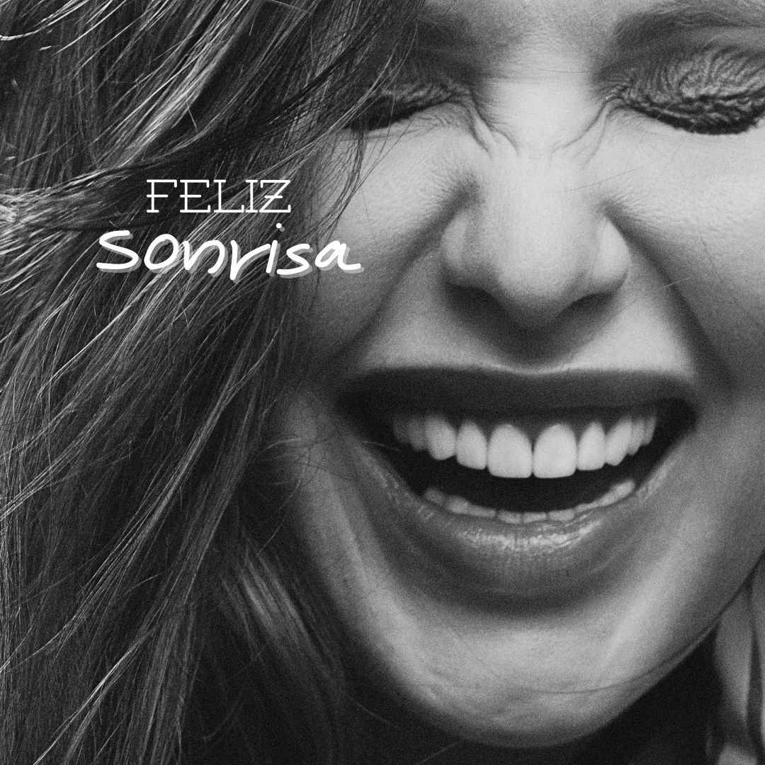 mujer riendo en blanco y negro