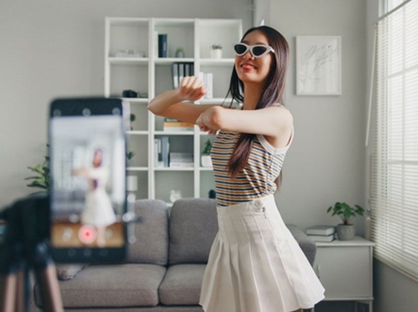 influencer grabándose bailando